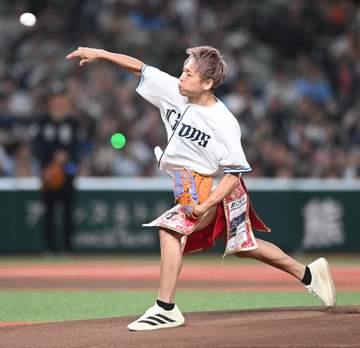 武尊がヒヤリ始球式 速球が巨人・浦田の足元を襲い苦笑い チャンピオンベルトを肩にマウンドへ
