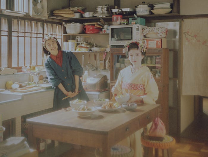 森七菜、出口夏希/Netflixシリーズ「舞妓さんちのまかないさん」(Netflixにて独占配信中)(C)小山愛子・小学館/ STORY inc.