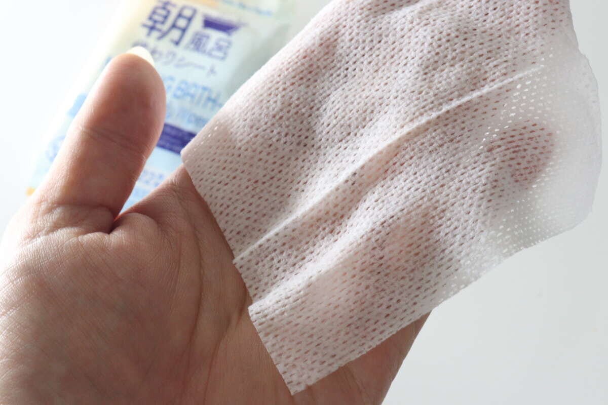 手のひらに乗せたボディシートの薄く柔らかな質感のアップ