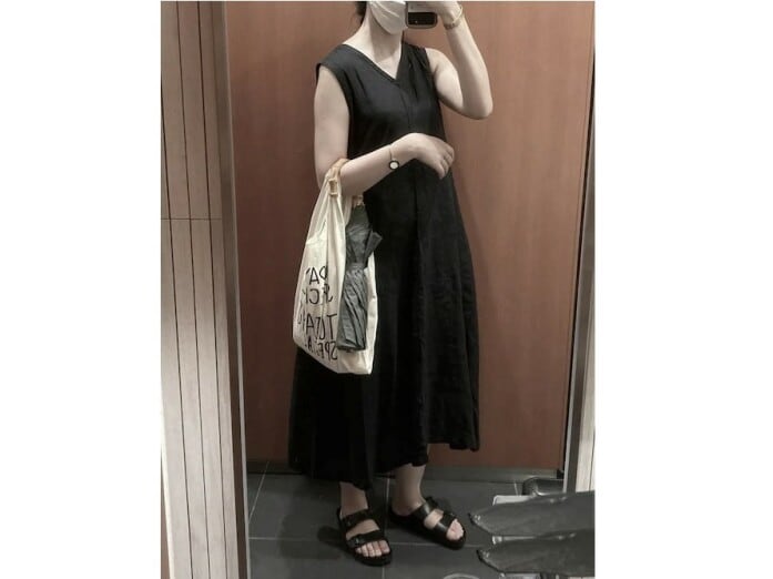 首元、袖が開いていてすっきり着られるVネックワンピースが便利 出典:WEAR