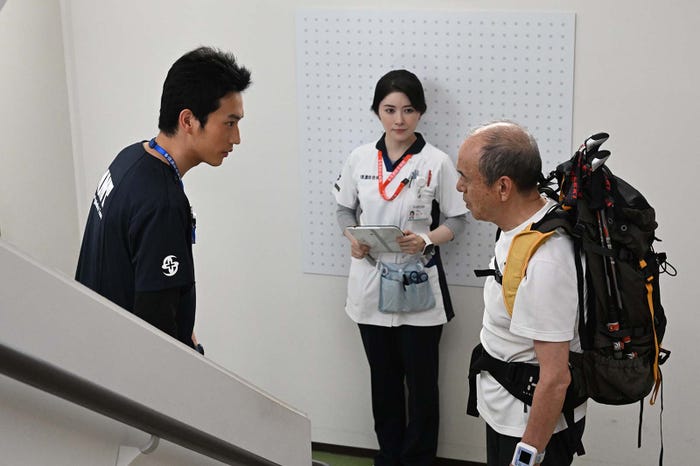 杉野遥亮、宮澤エマ、螢雪次朗「マウンテンドクター」第5話より(C)カンテレ