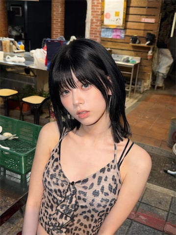 NiziU リク、ヒョウ柄キャミ×赤パンツを着こなす最新ショット公開「えぐやば可愛い」