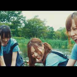 AKB48 池の水選抜「池の水を抜きたい」MVより（C）AKS／キングレコード