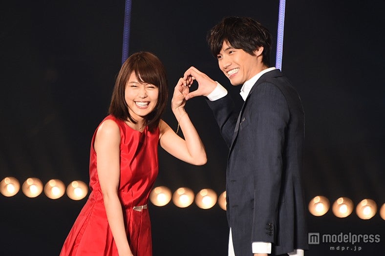 福士蒼汰＆有村架純“ラブラブ”ランウェイに大歓声  胸キュンシーンに照れ＜TGC 2015S／S＞【モデルプレス】