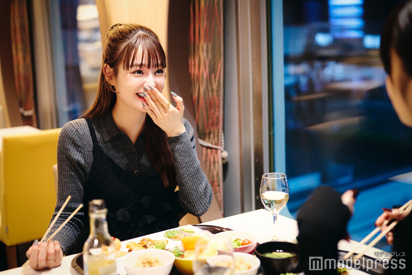 美味しい料理に女子トークも弾む(C)モデルプレス