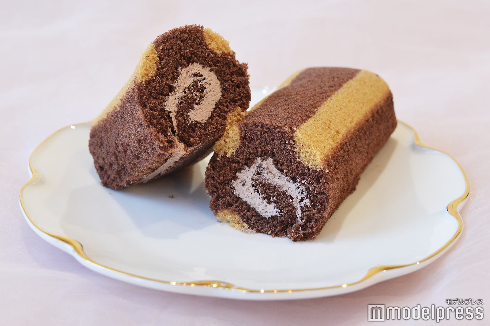 島トレ 丸太チョコロールケーキ（C）モデルプレス