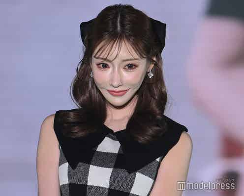 明日花キララ、ほっそり二の腕際立つシックコーデ 溢れる可愛さで会場魅了<関西コレクション 2023 S/S>