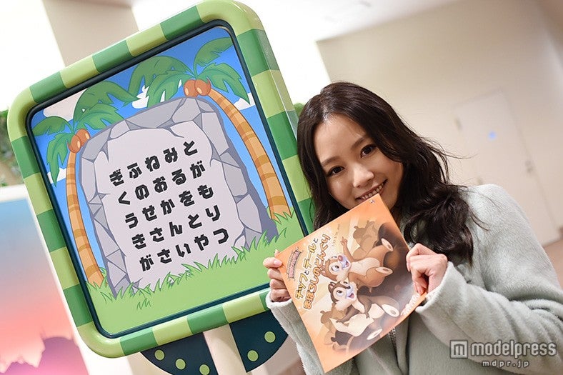 答えのカギとなる石版／モデル：阿井莉沙