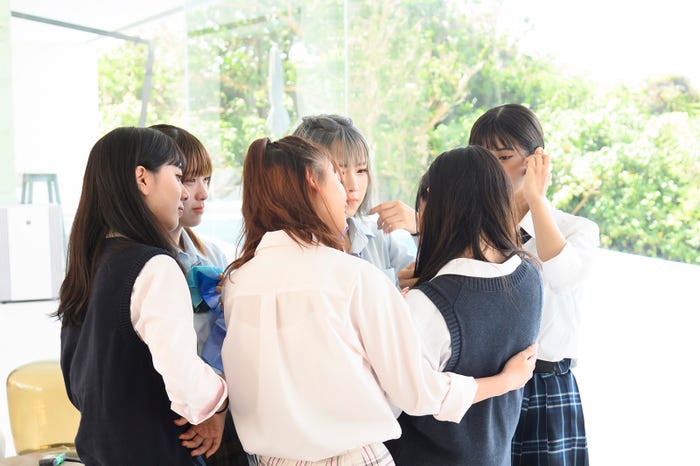 リタイアを告げたすずかを囲む女子メンバー「今日、好きになりました。-夏空編-」第5話より(C)ABEMA