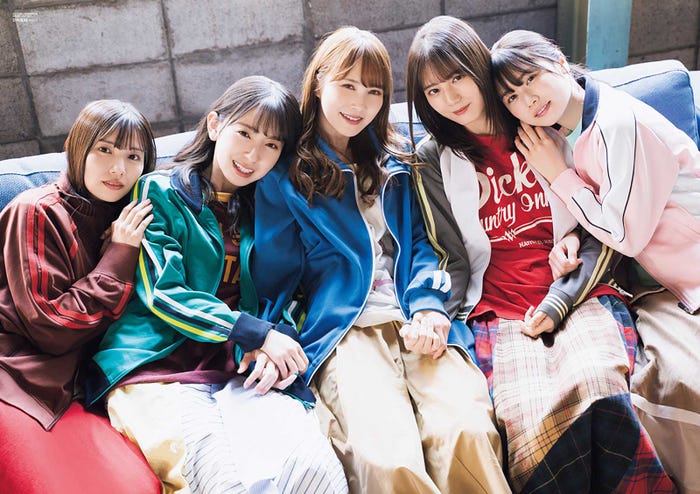 「B.L.T.2021年7月号」別冊付録両面超ビッグポスター:(左から)河田陽菜、金村美玖、加藤史帆、小坂菜緒、丹生明里(提供写真)