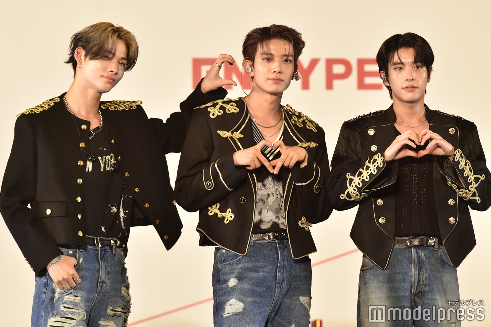 NI-KIがハートを作るも気づかないHEESEUNG／NI-KI、HEESEUNG、JAKE（C）モデルプレス