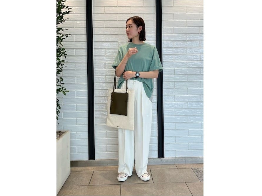 センタープレス入りのパンツなら大人にちょうどいいカジュアルコーデに　出典：WEAR