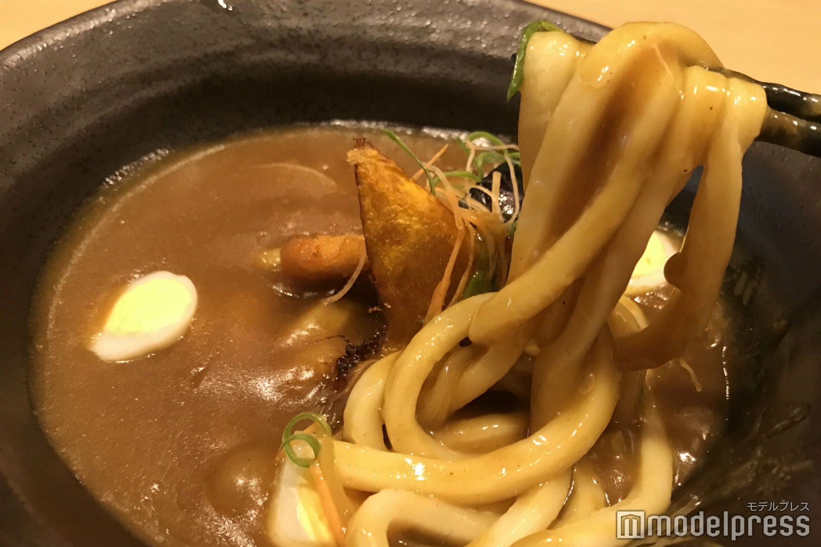 カレーうどんを食べ進めると…（C）モデルプレス
