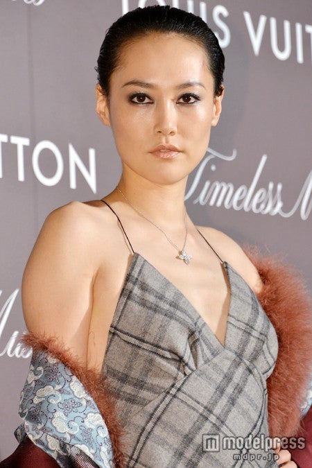 菊地凛子、ゴージャス＆セクシードレスで圧倒的オーラ