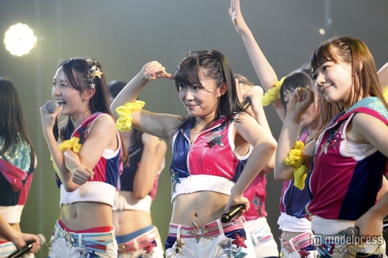 指原莉乃（中央）（C）AKS