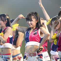 指原莉乃(中央)(C)AKS