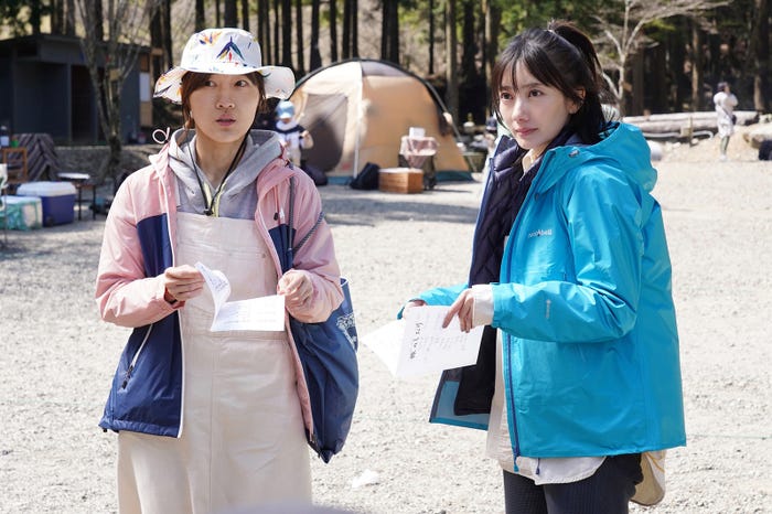 ヒコロヒー、波瑠 /「わたしのお嫁くん」第6話より(C)フジテレビ