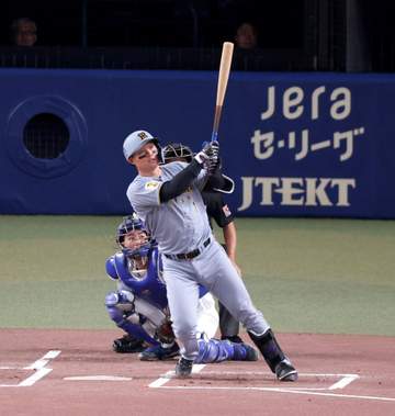 阪神 森下翔太が内角球を一閃！キングタイ8号ソロを左翼ウイング席へたたきこむ 前日にリーグ最多3死球でスタンドからブーイング 恐れずに完璧対応