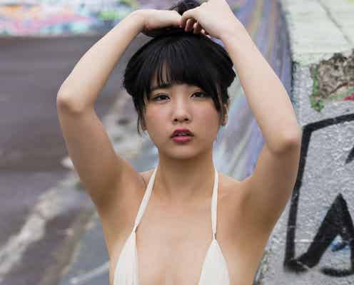 “露出狂ゲーマーグラドル”水沢柚乃、美バスト大胆にのぞく水着姿で魅了