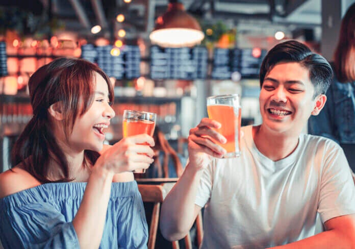 自然と人が集まる「一緒にいると幸せになる人」の特徴5つ