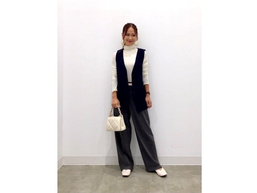 暑い時期はTシャツに、涼しくなったら長袖に重ねて　出典：StyleHint