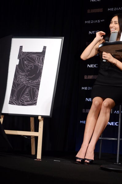 長谷川潤がデザインしたスマートフォン専用オリジナルパネルもお披露目された