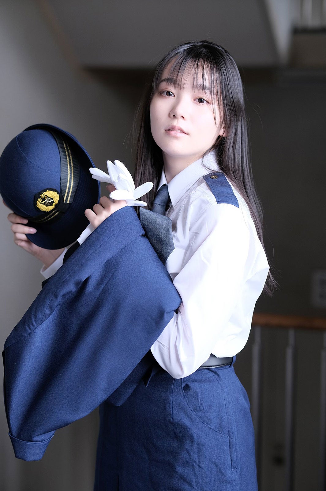 一日警察署長に就任した米倉れいあ （提供写真）