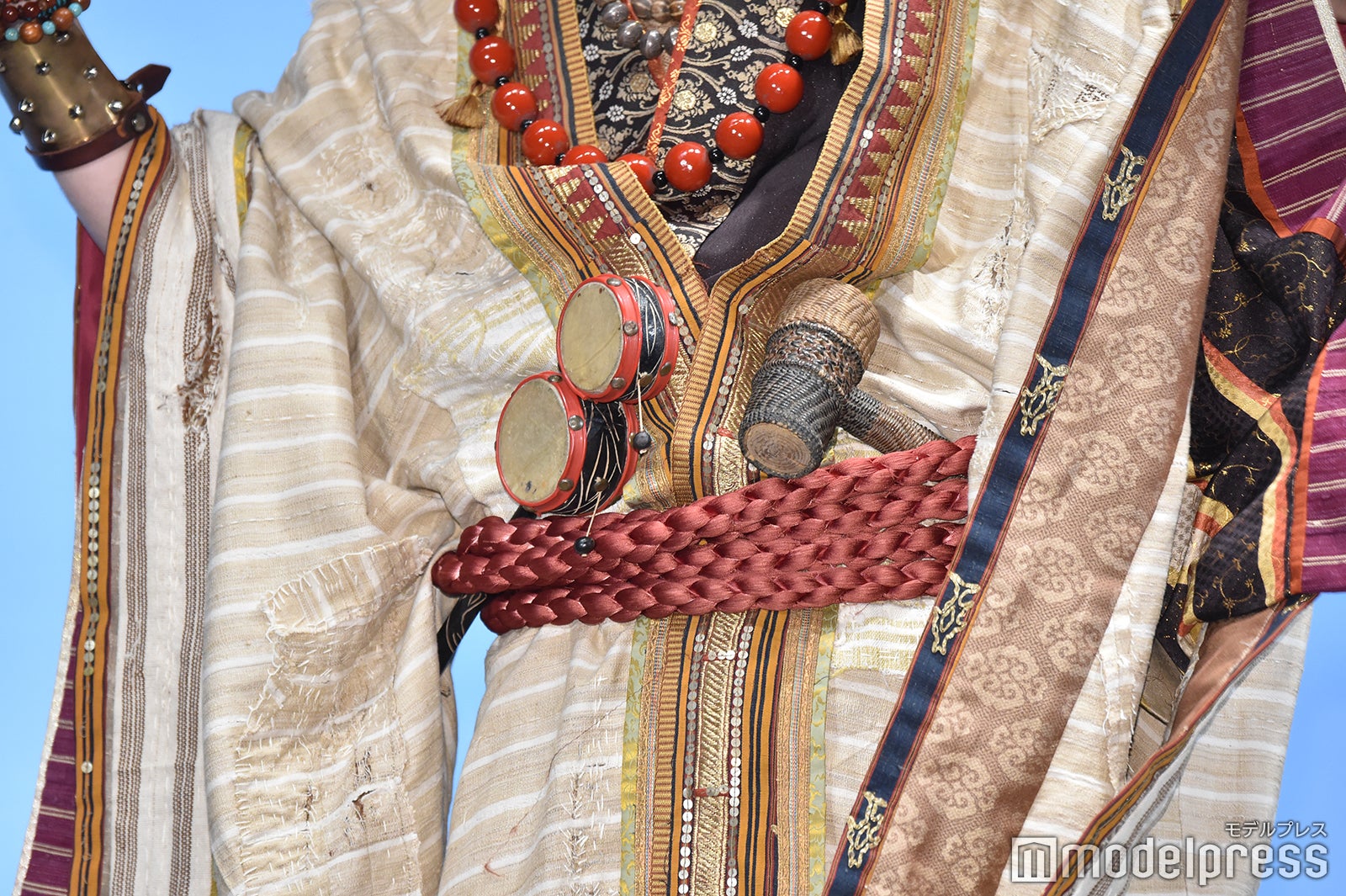 鬼ちゃんファッションの菅田将暉の胸元（C）モデルプレス