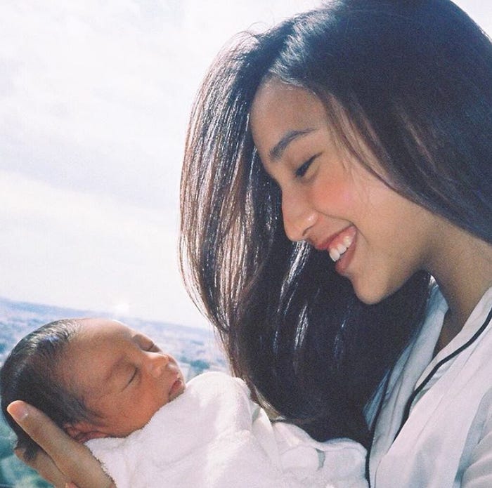 愛息子を抱く大橋リナ(提供画像)