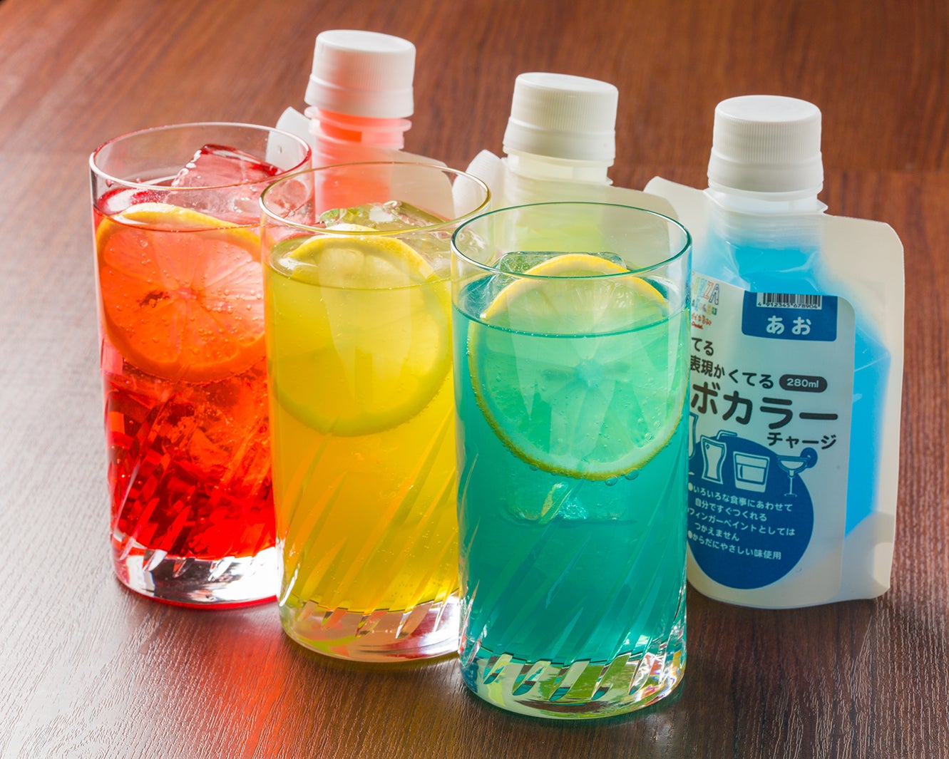 レボカラーチャージ集合／画像提供：GINZA RAKUGAKI Cafe＆Bar by Pentel