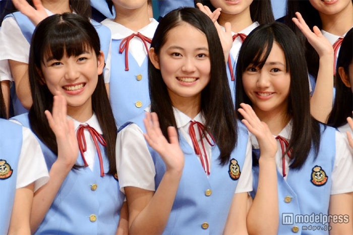 左から:小澤奈々花(副リーダー)、吉本実憂(リーダー)、末永真唯