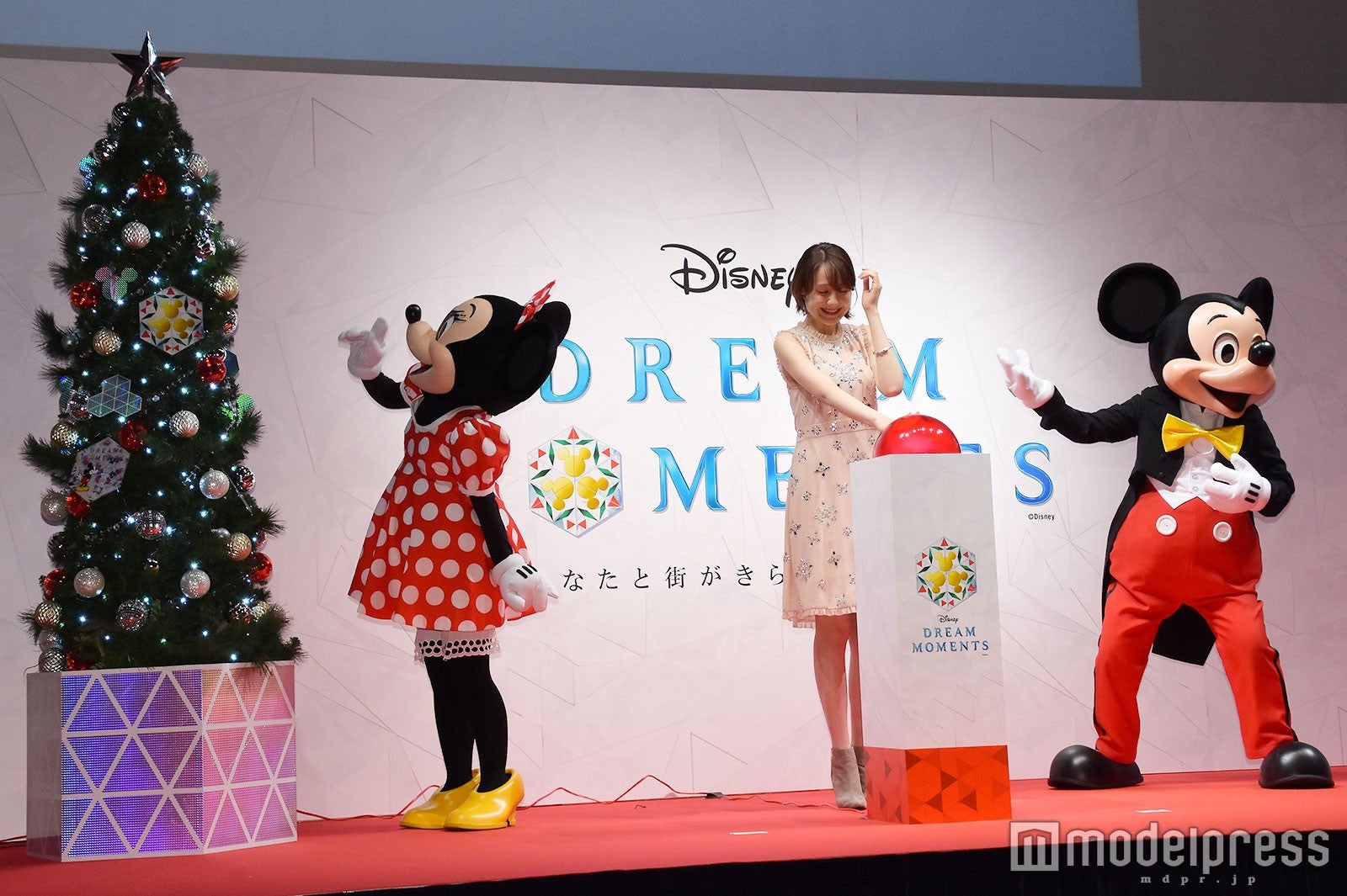 ツリー点灯！ （C）モデルプレス