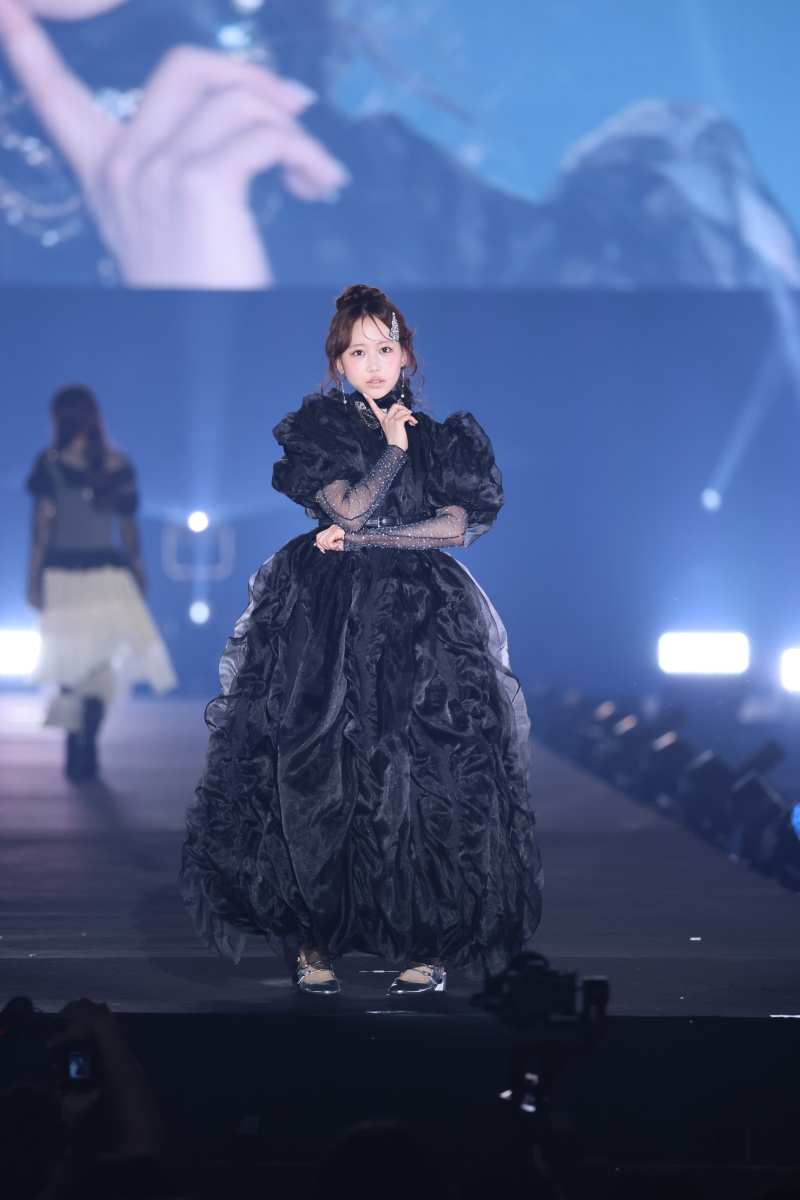 FRUITS ZIPPER・松本かれん、印象ガラリ 漆黒ドレスのクールなスタイルでランウェイ