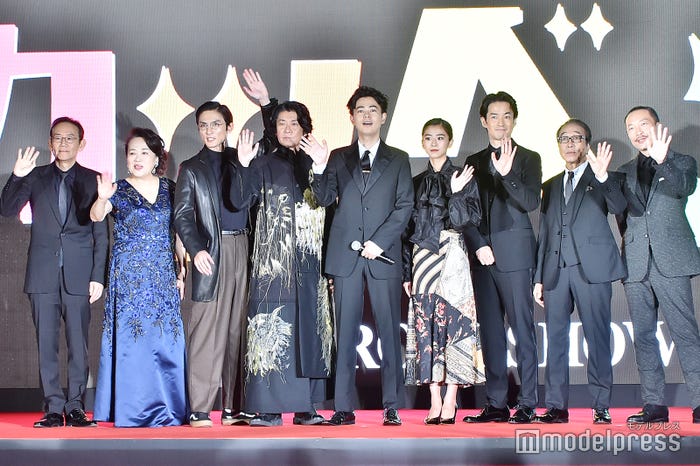 (左から)周防正行監督、渡辺えり、高良健吾、永瀬正敏、成田凌、黒島結菜、竹野内豊、小日向文世、音尾琢真(C)モデルプレス