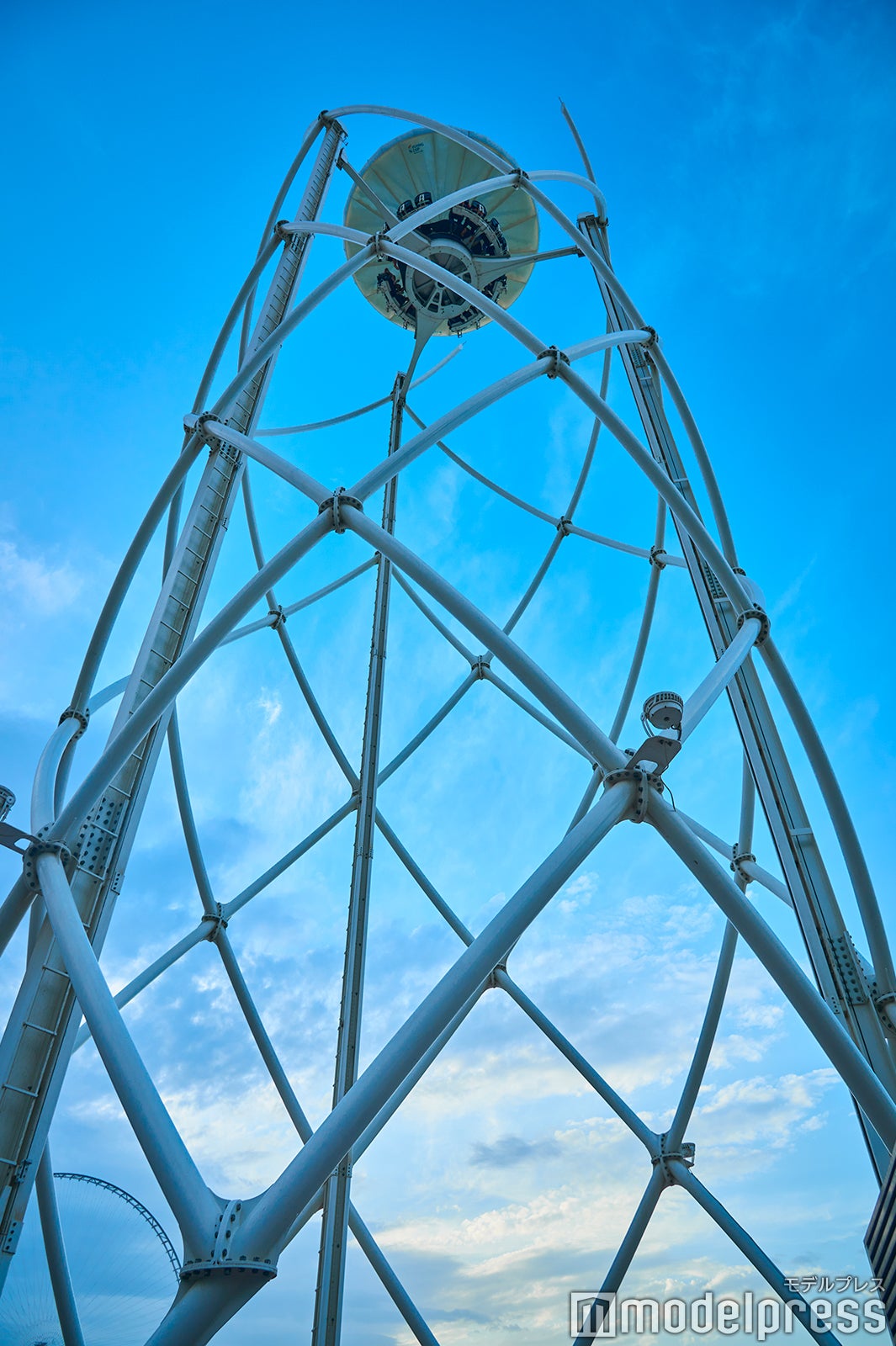 地上40ｍまでゆっくり昇っていく回転式バーラウンジ「フライング・カップ」（C)モデルプレス