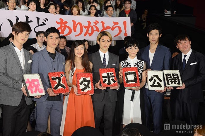 映画「ズタボロ」初日舞台挨拶(左から)荒井敦史、堀井新太、清水富美加、永瀬匡、南果歩、成田瑛基、橋本一監督