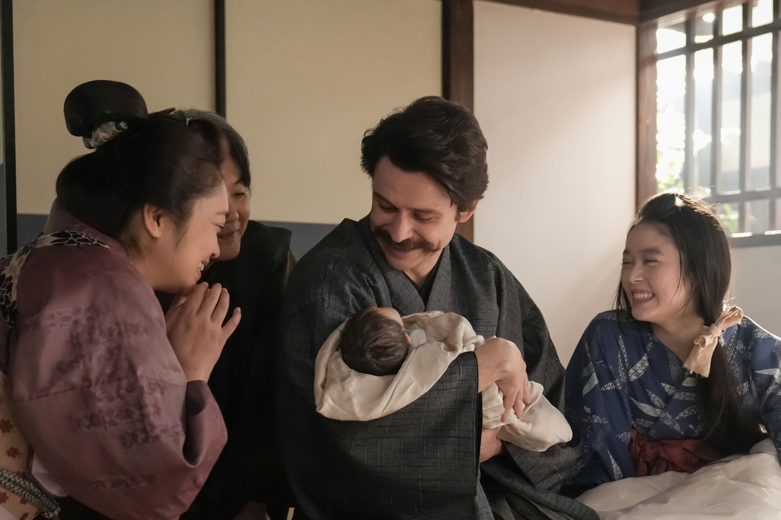 池脇千鶴、岡部たかし、トミー・バストウ、高石あかり「ばけばけ」第110話（C）NHK