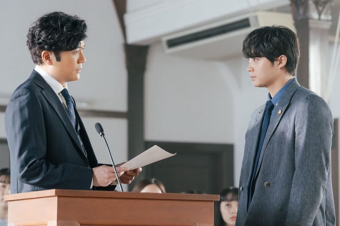 稲垣吾郎、磯村勇斗「僕達はまだその星の校則を知らない」(C)フジテレビ