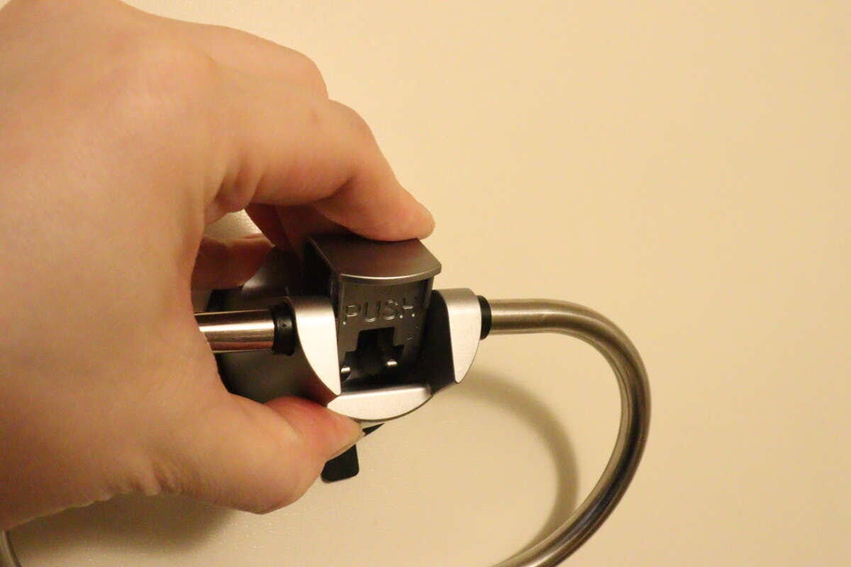 ダイソー　ステンレスタオルリング（ジェル吸盤）　取り付け方