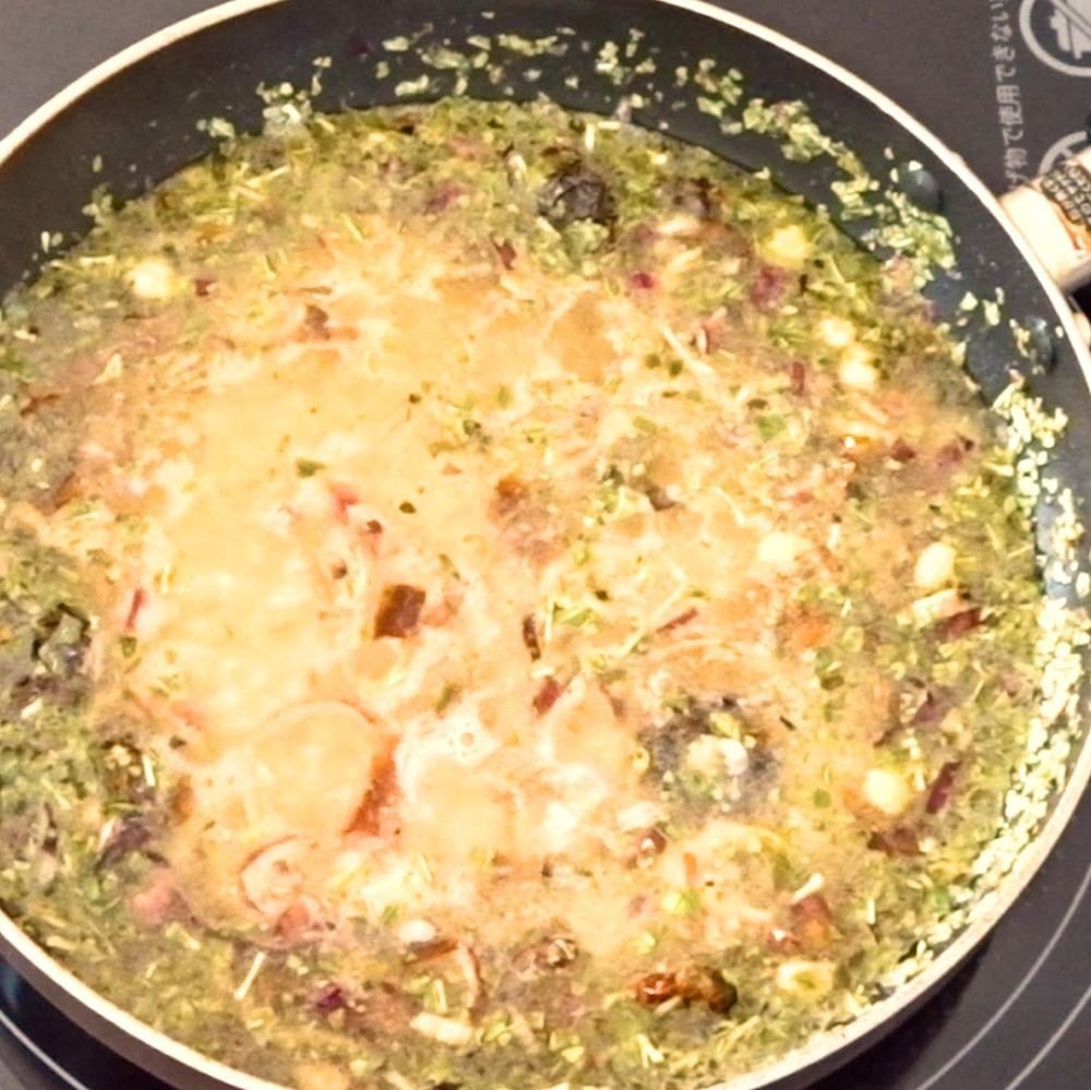 コストコのタスカンリゾットミックスを鍋に入れている写真