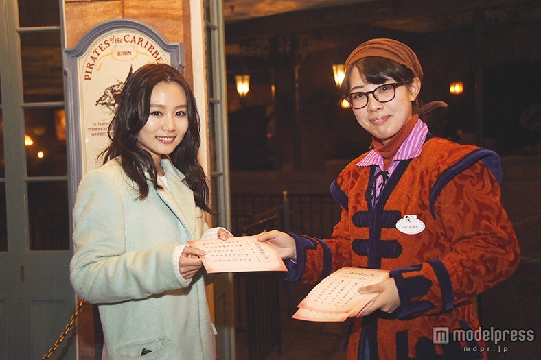 「カリブの海賊」で「赤き導きの書」を受け取る／モデル：阿井莉沙