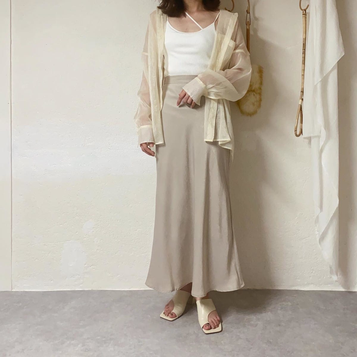 ホワイトシアーで優しげコーデ
