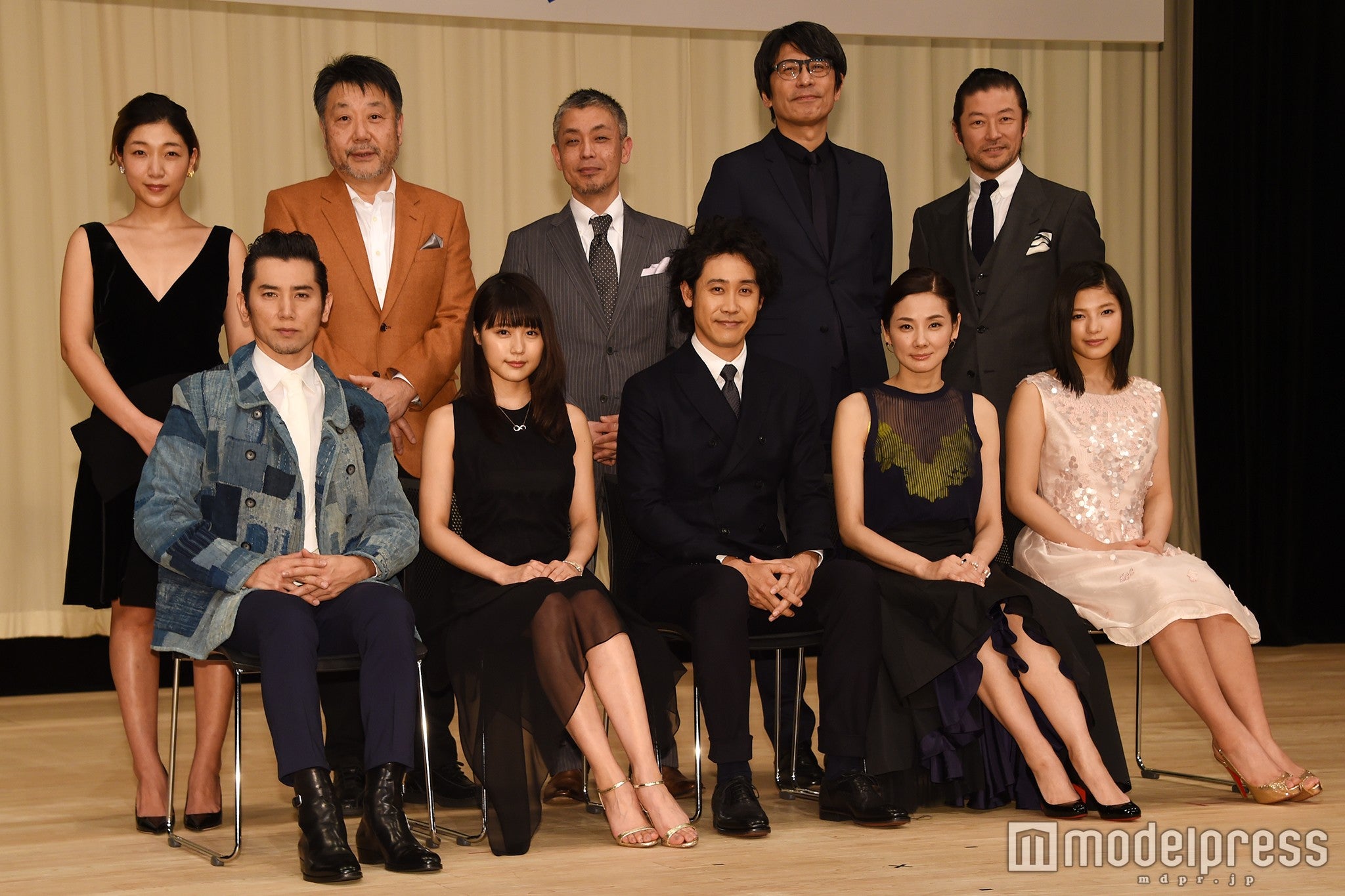 「第58回ブルーリボン賞」受賞者（前列左から）本木雅弘、有村架純、大泉洋、吉田羊、石井杏奈（後列左から）安藤サクラ、原田眞人監督、橋口亮輔監督、高橋雅美氏、浅野忠信（C）モデルプレス