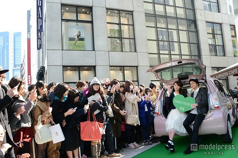 （左から）島袋聖南、菅谷哲也