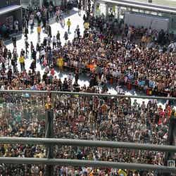 博多駅前広場に詰めかけた約7000人の観客