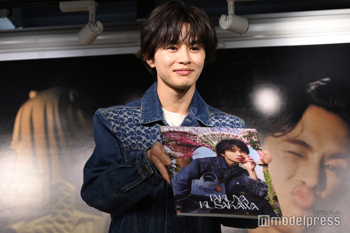 バレンタインらしいポーズをリクエストされた草川拓弥(C)モデルプレス