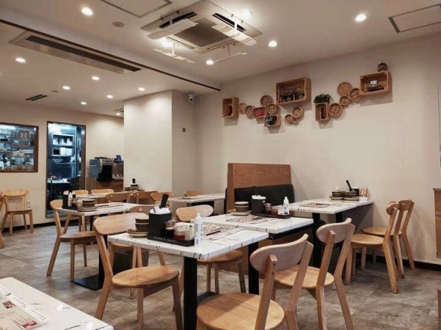 シンプルな造りの中にも壁の蒸籠などに香港らしさを感じる