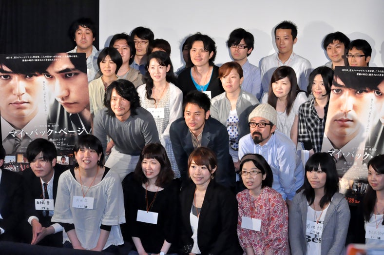 来場者と記念撮影を行う松山ケンイチ、妻夫木聡、山下敦弘監督