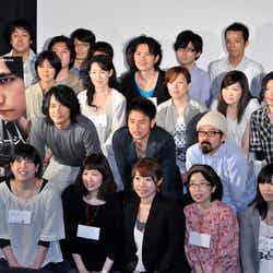 来場者と記念撮影を行う松山ケンイチ、妻夫木聡、山下敦弘監督