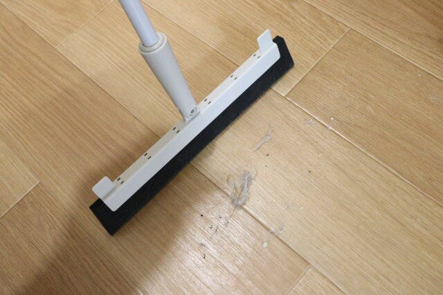 セリア　＜クリーンシリーズ＞フロアラバーほうき　スチールパイプ　使用感